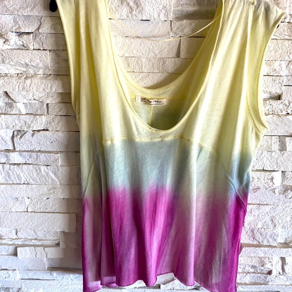 Hombre tee, cotton and polyester blend.